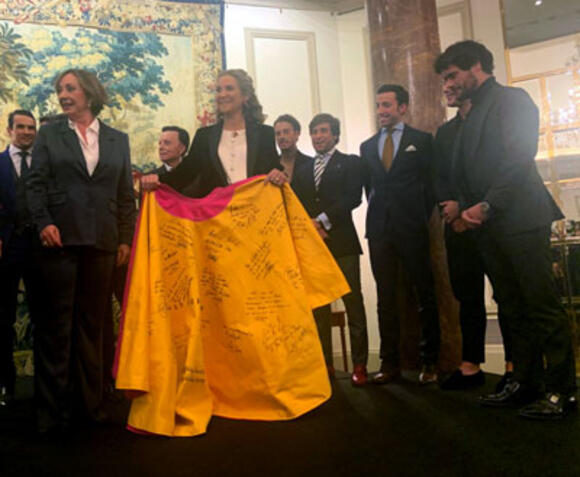 CULTURE TAURINE : LA CAPE DES ARTS ENTRE LES MAINS DE L’INFANTE ELENA